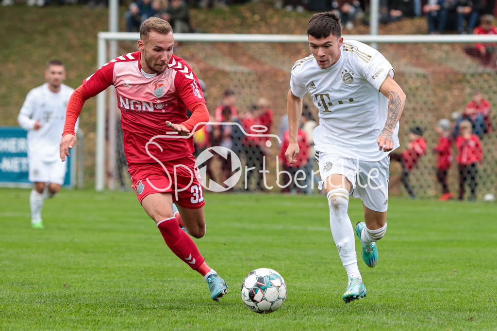 TSV Aubstadt - FC Bayern Amateure | Leon HEINZE (FCB #31) im Duell mit Barry HEPBURN (FCB #45)