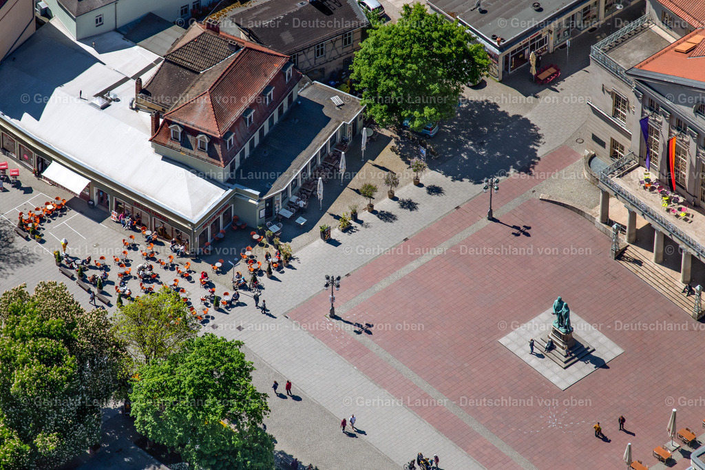 4026834 | WEIMAR 07.05.2020 Gebäude des Konzerthauses und Theater- Schauspielhauses " Deutsches Nationaltheater und Staatskapelle Weimar " mit dem Goethe-Schiller-Denkmal am Theaterplatz in Weimar im Bundesland Thüringen, Deutschland. // Building of the concert hall and theater playhouse " Deutsches Nationaltheater und Staatskapelle Weimar " with the Goethe-Schiller monument on Theaterplatz in Weimar in the state Thuringia, Germany. Foto: Gerhard Launer