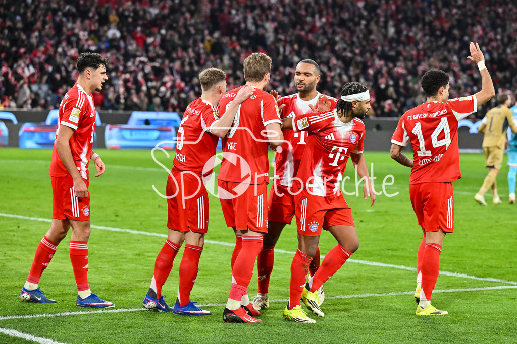 FC Bayern München - TSG 1899 Hoffenheim | MUNICH, GERMANY - 08. FEBRUARY: Jubel der Bayern nach dem Treffer zum 2-1 durch Harry KANE (FC Bayern Munich 9) / Foulelfmeter während dem Bundesligamatch zwischen dem FC Bayern München und der TSG 1899 Hoffenheim am 21. Spieltag in der Allianz Arena / DFL REGULATIONS PROHIBIT ANY USE OF PHOTOGRAPHS AS IMAGE SEQUENCES AND/OR QUASI-VIDEO