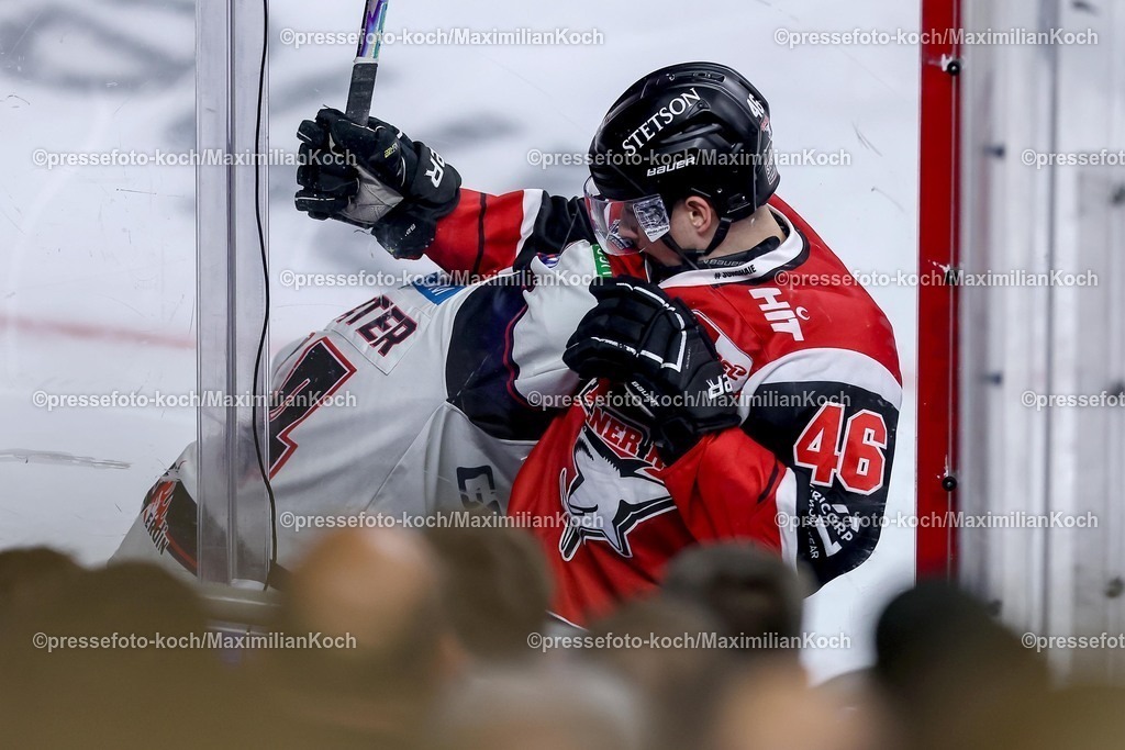 KEC15042601060 | 15.04.2026, Eishockey, DEL Halbfinale Play-Offs, Kölner Haie - Eisbären Berlin, Spiel 4, Lanxess-Arena Köln: Kevin Niedenz (Kölner Haie #46) im Zweikampf gegen  Les Lancaster (Eisbären Berlin #74) 