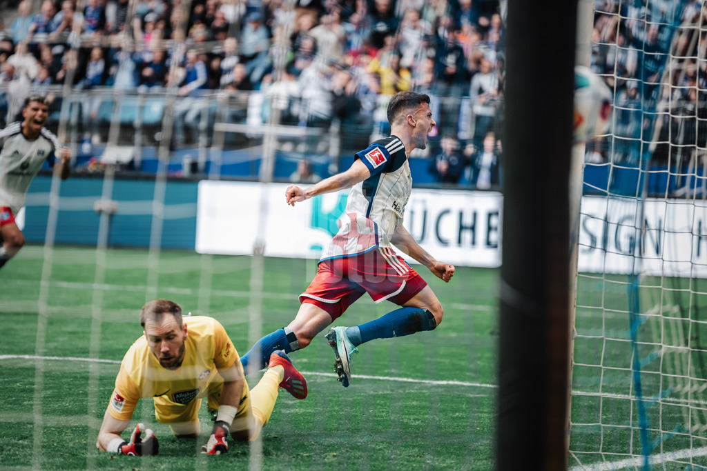 Fußball | Männer | Saison 2023/2024 | 2. Fußball-Bundesliga | 28. Spieltag | Hamburger SV vs. 1. FC Kaiserslautern | 06.04.2024 | Laszlo Benes (#8, HSV) jubelt über sein Tor