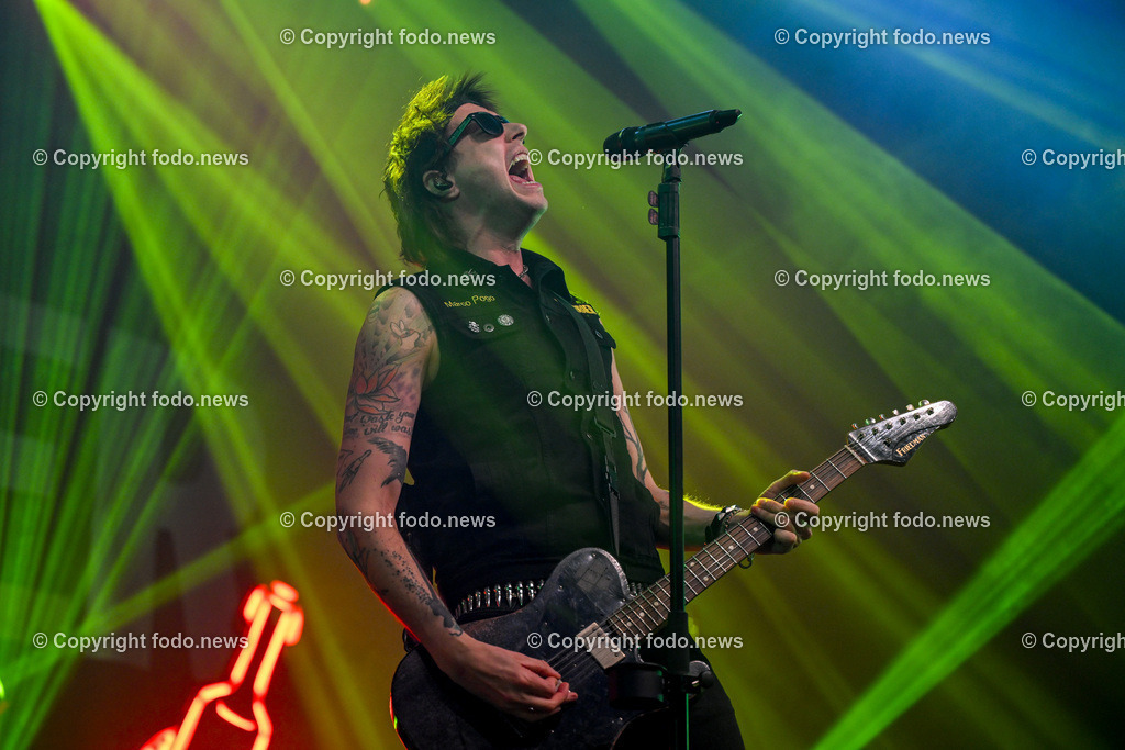 Posthof_ Turbobier_ Konzert_ 15.03.2024-10 | 15.03.2024, Linz, AUT, Posthof, Konzert Turbobier, im Bild Marco Pogo alias Dominik Wlazny (Saenger, Konzepter und Songwriter,  Gitarrist der oesterreichischen Punk-Rock-Band Turbobier, weiters Politiker der Bierpartei, Bezirksrat in Wien Simmering, Praesidentschaftskandidat, Arzt, Mediziner)