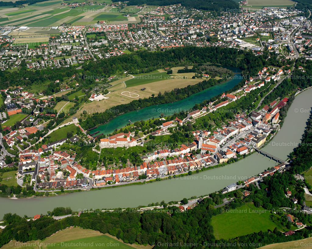 wfl__2600289.jpg | BURGHAUSEN 09.06.2006 Stadtansicht am Ufer des Flußverlaufes der Salzach in Burghausen im Bundesland Bayern, Deutschland. // City view on the river bank of Salzach in Burghausen in the state Bavaria, Germany. Foto: Gerhard Launer