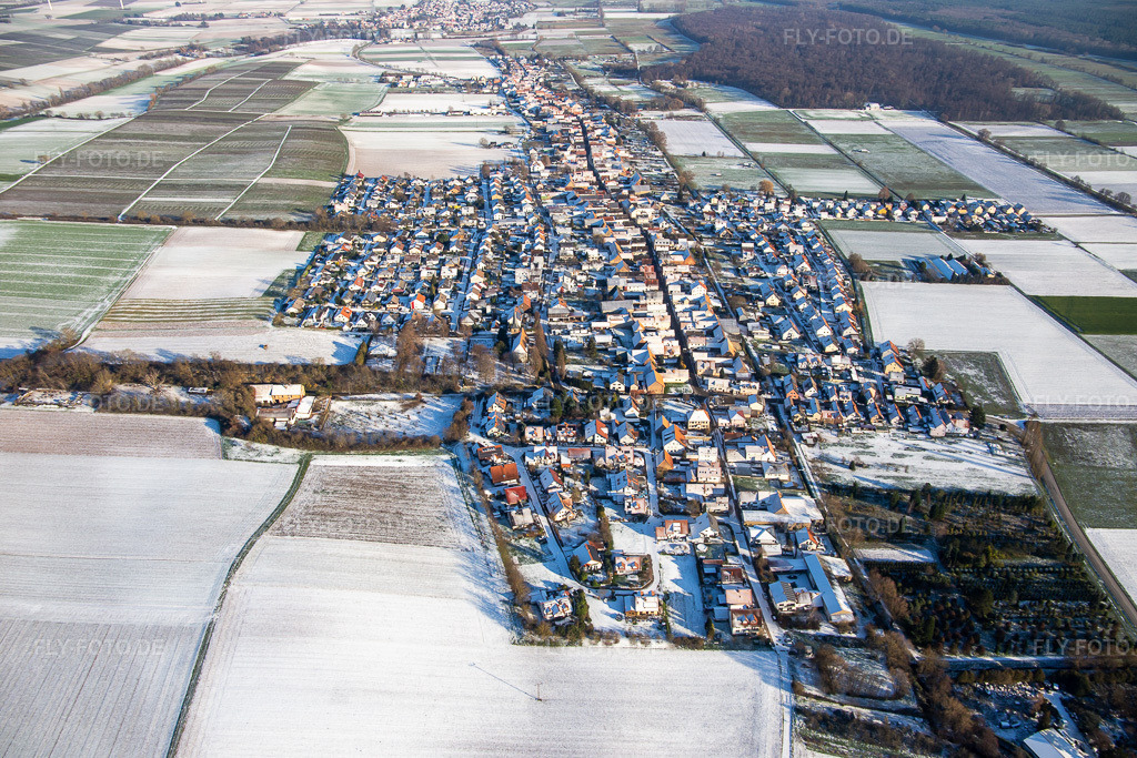 Luftbild: Ortsansicht von Westen im Winter bei Schnee in Freckenfeld im Bundesland Rheinland-Pfalz in Deutschland. Foto: IMG_135645.jpg vom 16.12.2022 durch Werner Riehm/FLY-FOTO.de