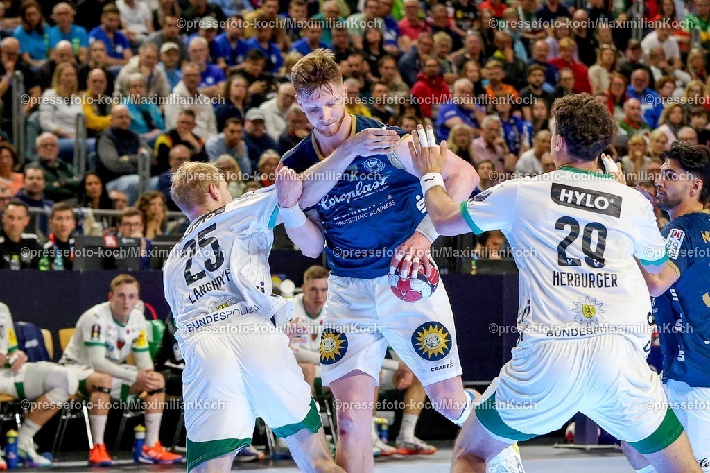 xSSCx19042602004 | 19.04.2026, xsscx, Handball, DHB-Pokal Lidl Final4, Finale, Füchse Berlin - Bergischer HC, Saison 2025 / 2026 Herren, Lanxess Arena, Köln: Matthes Langhoff (Füchse Berlin #25) im Zweikampf gegen Johannes Wasielewski (Bergischer HC #77) Photo: xSandraxScherningxPressefotoKochx