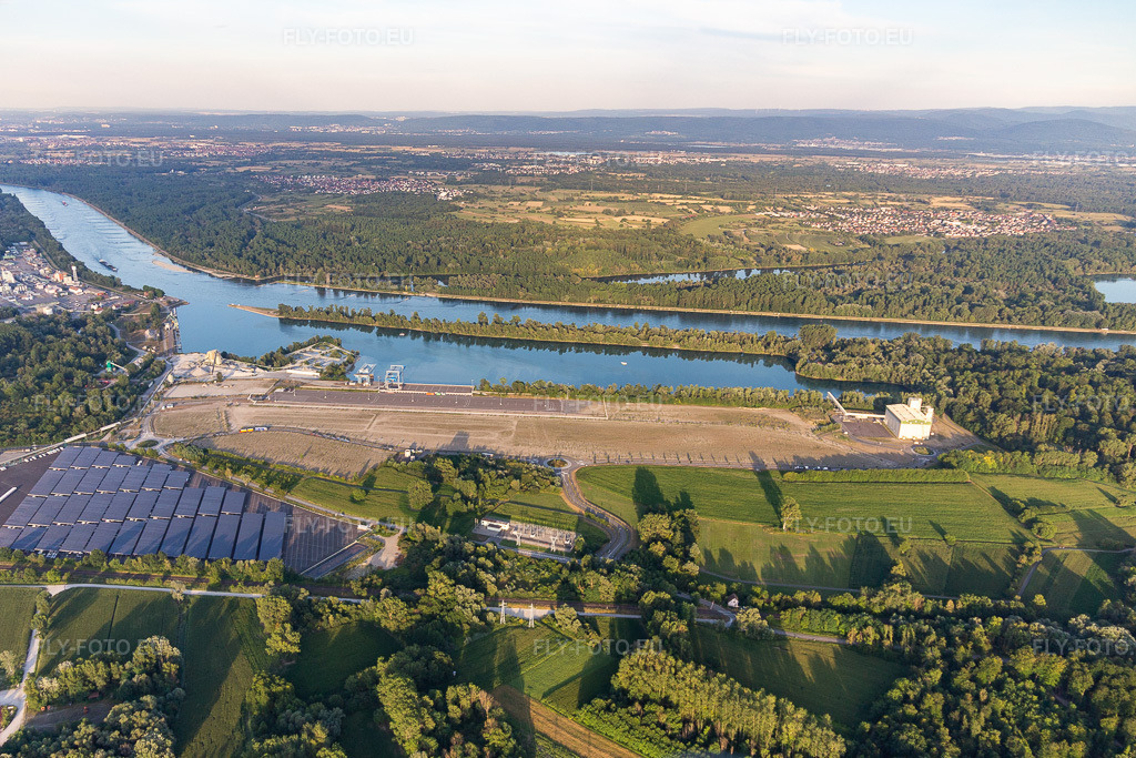 Vue aérienne: Quais et postes d'amarrage avec terminaux de chargement au nouveau port intérieur du Rhin à Lauterbourg dans le département Bas Rhin, France.Photo: IMG_121029.jpg prise le 23/07/2020 par Werner Riehm/FLY-FOTO.euRésolution de l'original: 5048 x 3365 px