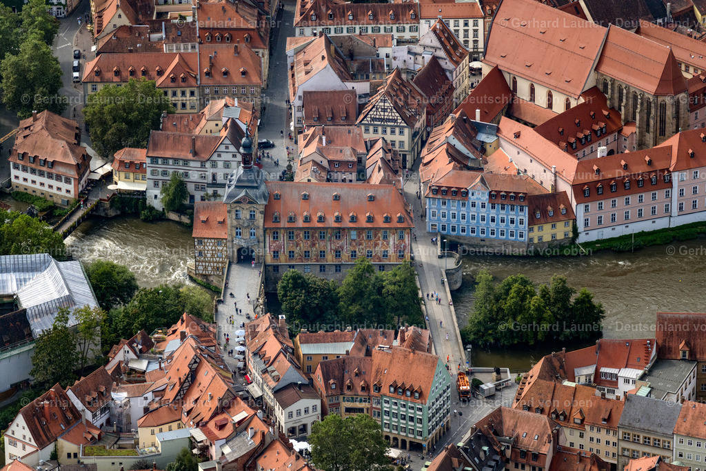 4060158 | BAMBERG 07.09.2021 Altstadtbereich und Innenstadtzentrum mit dem Alten Rathaus Bamberg zwischen Unterer Brücke und Oberer Brücke am Linken Regnitzarm in Bamberg im Bundesland Bayern, Deutschland. // Old Town area and city center with dem Alten Rathaus Bamberg between Unterer Bruecke and Oberer Bruecke on Linken Regnitzarm in Bamberg in the state Bavaria, Germany. Foto: Gerhard Launer