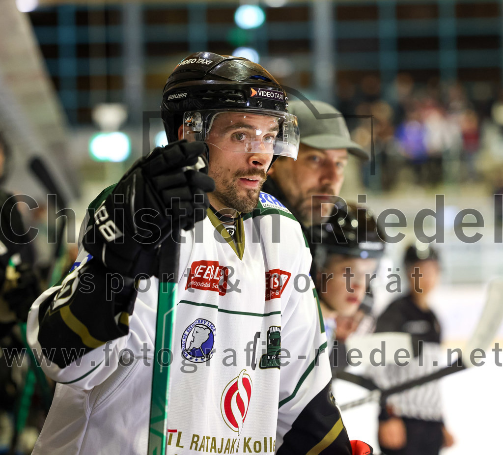 2022-09-09_097_TSV_Erding_gegen_Deggendorfer_SC | Erding, Deutschland, 09.09.2022:
Eishockey, Bayernliga 2022 / 2023, Testspiel, TSV Erding gegen Deggendorfer SC, Endergebnis: 2:5

Philipp Michl (Erding Gladiators, #77)

Foto: Christian Riedel / fotografie-riedel.net
