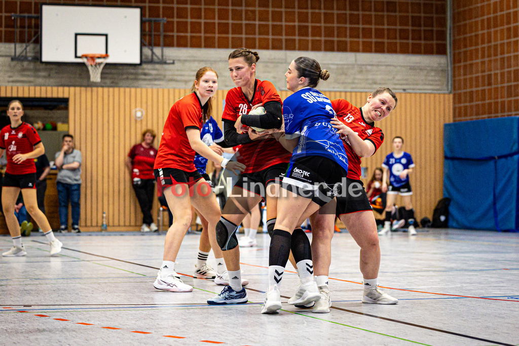 TSV Weilheim gegen SG Biessenhofen-Marktoberdorf | Handball Bezirksoberliga Frauen Alpenvorland 2024/25, TSV Weilheim gegen SG Biessenhofen-Marktoberdorf, 20250412,Abwehr,2025-04-12 in Weilheim (Weilheim, Am Hardt), Katrin WICHTL (TSV Weilheim 28), Sarah SCHWENDELE (TSV Weilheim 13), Aaliyah DINLER (SG Biessenhofen-Marktoberdorf 9)Copyright: WolfgangxLindner www.foto-lindner.de