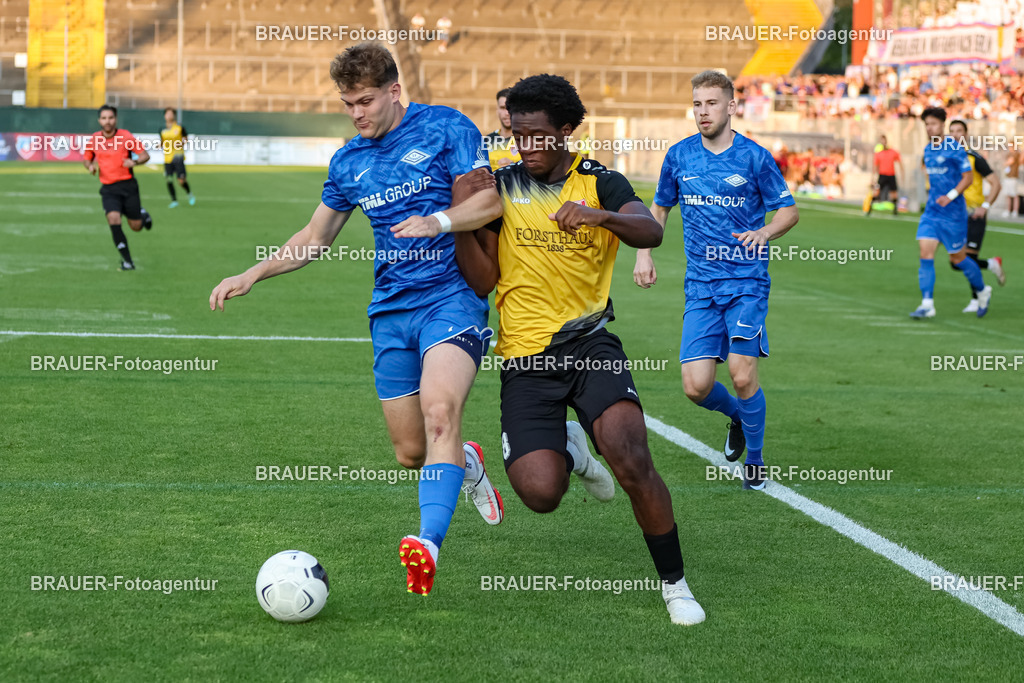 SB_KFCBAU_20250815_3892.JPG -  - KFC Uerdingen - SF Baumberg - Oberliga Niederrhein | Krefeld, Deutschland, 15.08.25: Ben Harneid (SF Baumberg) und Dave Fotso Youmssi (KFC Uerdingen) im Kampf um den Ball während des Oberliga Niederrhein Spiels zwischen KFC Uerdingen - SF Baumberg in der Grotenburg Stadion am 15. August 2025 in Krefeld, Deutschland. (Foto von Stefan Brauer/Brauer-Fotoagentur)