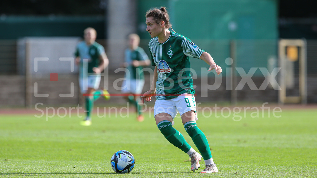 Fussball, Google Pixel Frauen-Bundesliga, SV Werder Bremen - TSG 1899 Hoffenheim | v.li.: Sophie Weidauer (SV Werder Bremen, 9) am Ball, Einzelbild, Ganzkörper, Aktion, Action, Spielszene, DIE DFB-RICHTLINIEN UNTERSAGEN JEGLICHE NUTZUNG VON FOTOS ALS SEQUENZBILDER UND/ODER VIDEOÄHNLICHE FOTOSTRECKEN. DFB REGULATIONS PROHIBIT ANY USE OF PHOTOGRAPHS AS IMAGE SEQUENCES AND/OR QUASI-VIDEO.
