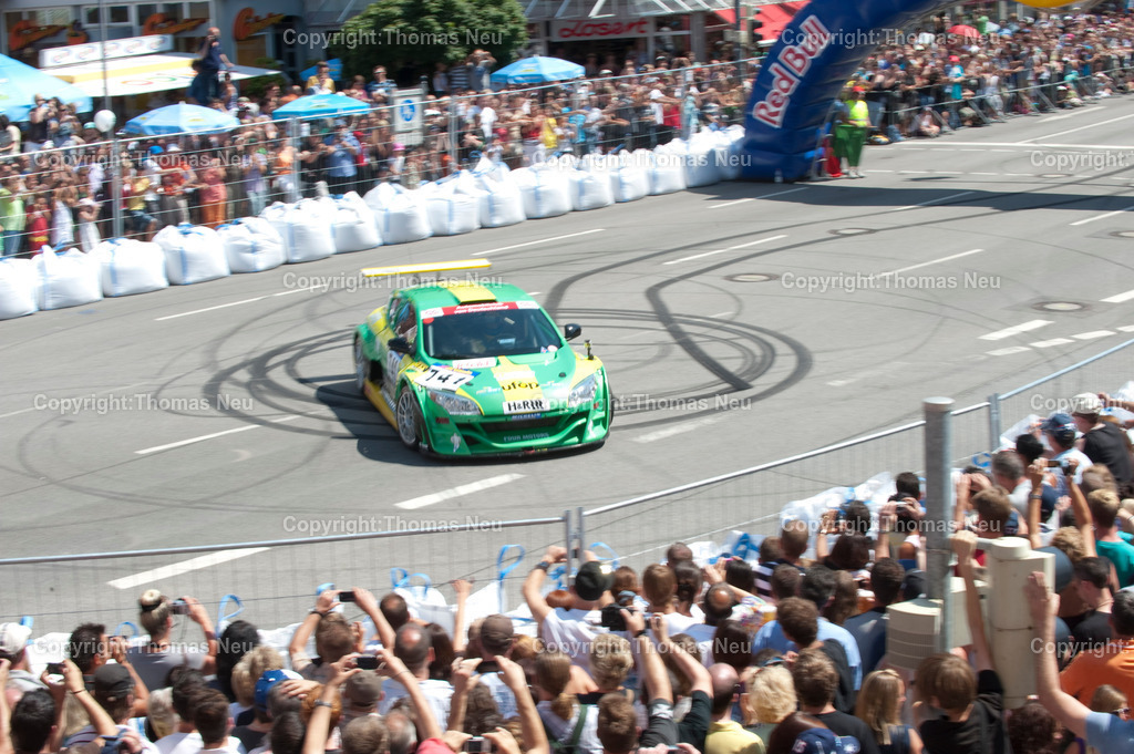 _DSC7053 | Sebastian Vettel beim spektakulären „Home Run“ in Heppenheim: Der Formel-1-Weltmeister fährt im Red-Bull-Rennwagen über die zur Rennstrecke umfunktionierte B3 in seiner Heimatstadt. Tausende Fans feiern ihren Lokalhelden.