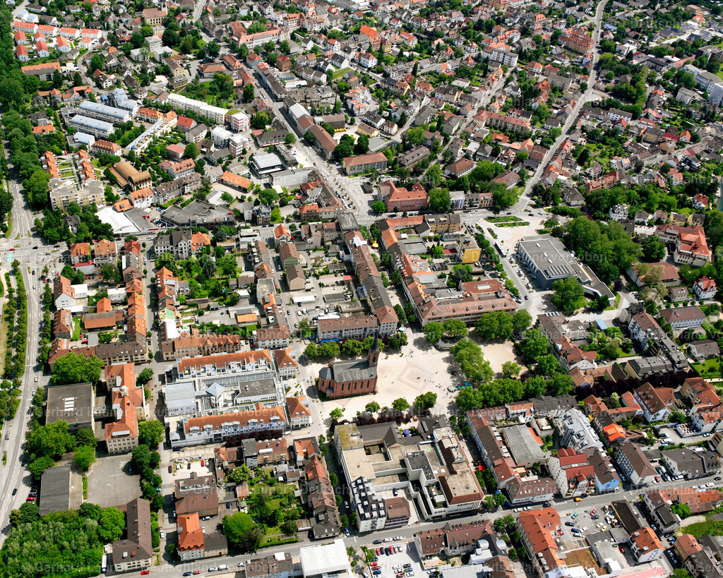 2626359 | Kehl 09.06.2006 Landwirtschaftliche Nutzflächen und Feldgrenzen  umsäumen das Siedlungsgebiet des Dorfes in Kronenhof im Bundesland Baden-Württemberg, Deutschland // Agricultural land and field boundaries surround the settlement area of the village  in Kronenhof in the state Baden-Wuerttemberg, Germany Foto: Gerhard Launer