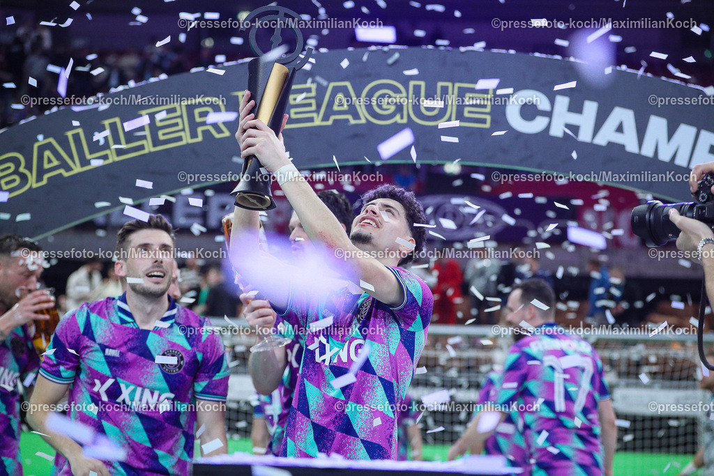 DueBL08042403008 | 08.04.2024, Düsseldorf, Fußball, Baller League, PSD Bank Dome, Final Four, Finale Calcio Berlin - Streets United: Streets United wird Baller League Champion, Tyreece Herzhauser (Streets United, #11) steht jubelnd mit dem Pokal auf dem Siegerehrungspodest