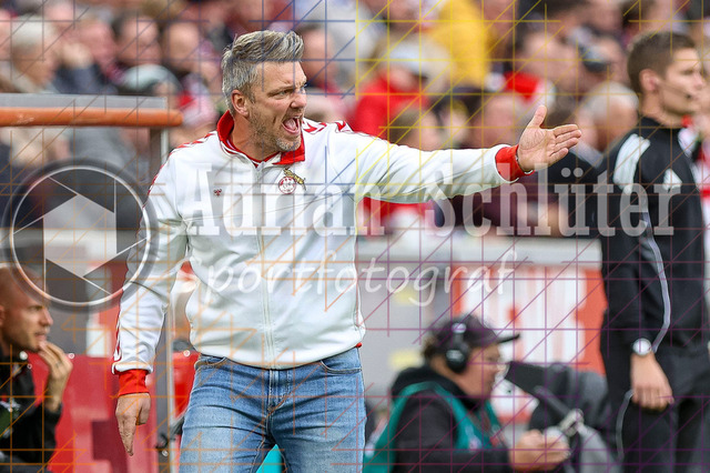 1. FC Köln vs Hamburger SV - 1. Bundesliga  | Köln, Deutschland, 02.11.25:   Trainer Lukas Kwasniok  gestikuliert, Gestik waehrend des Spiels der Bundesliga zwischen  1. FC Köln vs Hamburger SV in der RheinEnergieStadion(Foto von Brauer-Fotoagentur / Adrian Schlueter)