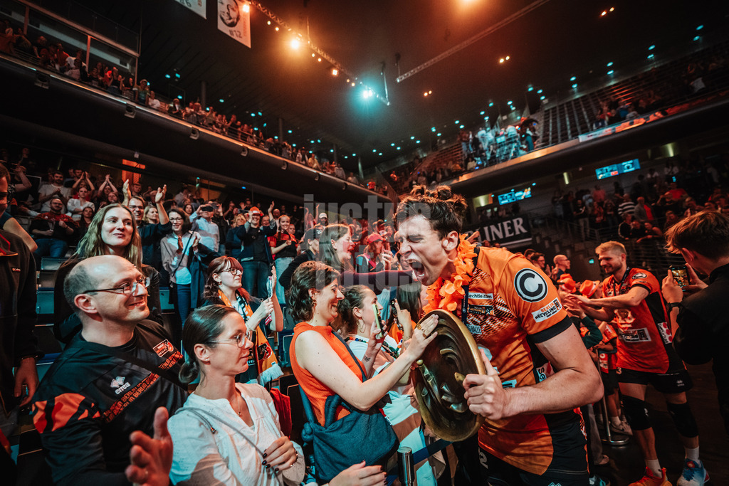 Volleyball | Herren | Saison 2024/2025 | 1. Volleyball Bundesliga Männer | Finale | BERLIN RECYCLING Volleys vs. SVG Lüneburg | 03.05.2025 | Jake Hanes (#22, Berlin Recycling Volleys) mit der Meisterschaftstrophäe