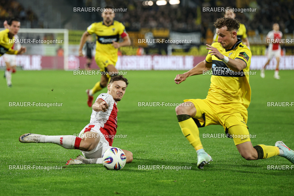 Rot-Weiss Essen - TSV Alemannia Aachen | Essen, Deutschland, 31.08.2025 Jannik Hofmann  (Rot-Weiss Essen) und Felix Meyer (Alemannia Aachen) im Kampf um den Ballwährend des 3.Liga Spiels zwischen  Rot-Weiss Essen und Alemannia Aachen am 31.08.2025 im Stadion an der Hafenstraße in Essen. (Foto von Timo Bluhmki-Schmidt/Brauer Fotoagentur