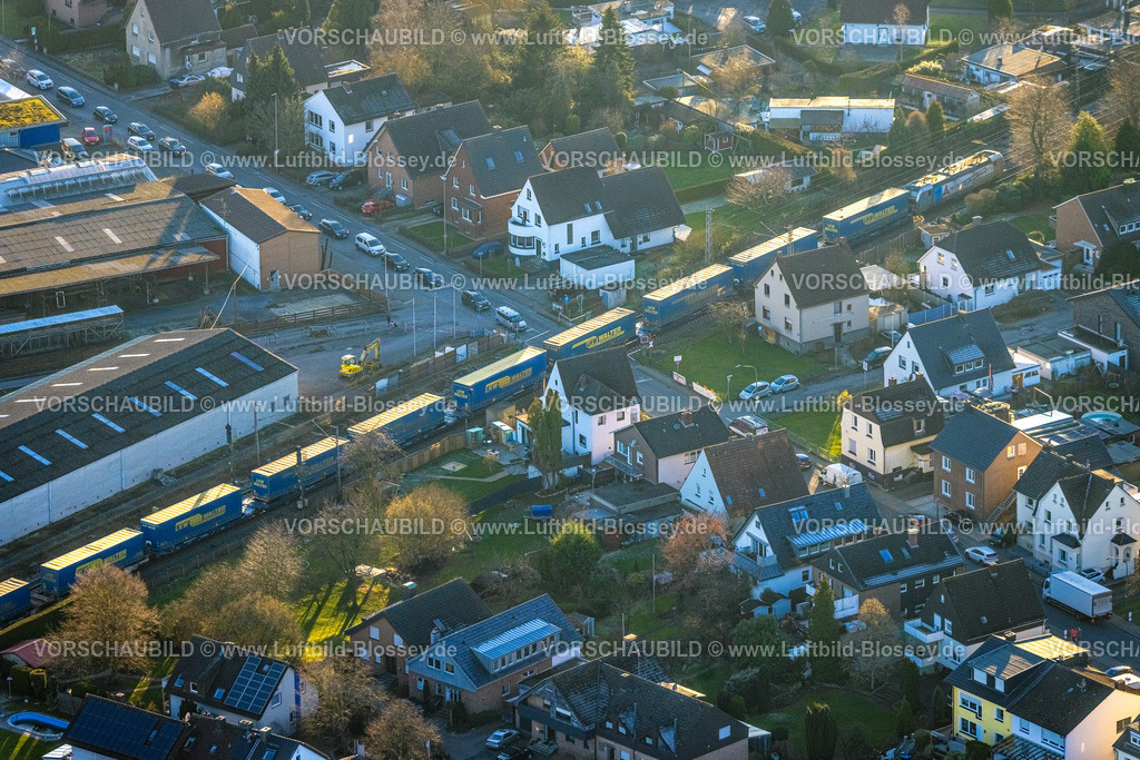 Hamm230206461 | Luftbild, Güterzug mit LKW Walter, Bahnübergang Langewangeweg, Rhynern, Hamm, Ruhrgebiet, Nordrhein-Westfalen, Deutschland