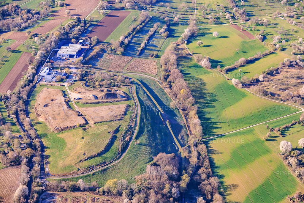Luftbild: Stillgelegte Mülldeponie Ost im Ortsteil Durlach in Karlsruhe im Bundesland Baden-Württemberg in Deutschland. Foto: IMG_153950.jpg vom 02.04.2026 durch Werner Riehm/FLY-FOTO.deAuflösung des Originals: 6000 x 4000 pxTeam Sauberes Karlsruhe: Das Team Sauberes Karlsruhe