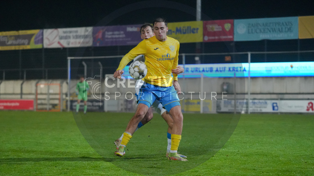 Fußball, Herren, Saison 2025/2026, Regionalliga Nordost, 15. Spieltag, FSV 63 Luckenwalde vs. Hertha BSC II, Freitag 07.11.2025, Werner-Seelenbinder-Stadion Luckenwalde, | Fußball, Herren, Saison 2025/2026, Regionalliga Nordost, 15. Spieltag, FSV 63 Luckenwalde vs. Hertha BSC II, Freitag 07.11.2025, Werner-Seelenbinder-Stadion Luckenwalde, Im Bild: Tim Hoffmann (l. Hertha) und Simon Gollnack (r. Luckenwalde) - Realisiert mit Pictrs.com