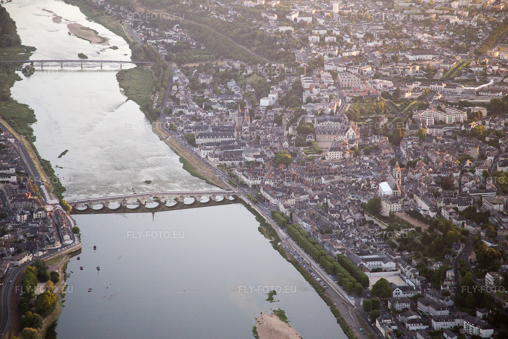 Vue aérienne: Vue de la ville à Vineuil dans le département Loir et Cher, France – .Photo: IMG_081328.jpg prise le 19/06/2015 par Werner Riehm/FLY-FOTO.eu – Résolution de l'original: 5472 x 3648 px