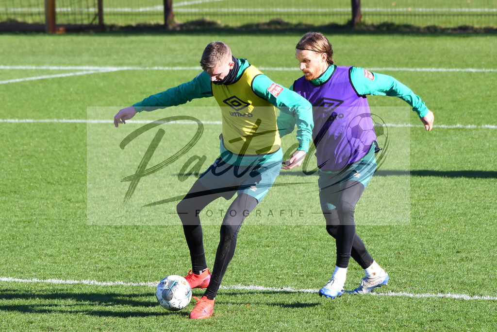 20200205_TRASVW_0082 | Fußball, Herren: Nick Woltemade (SV Werder Bremen U19) und Michael Lang (SV Werder Bremen) im Zweikampf waehrend der Trainingseinheit des SV Werder Bremen im Wohninvest Weserstadion am 05.02.2020 in Bremen, Deutschland. - Realisiert mit Pictrs.com