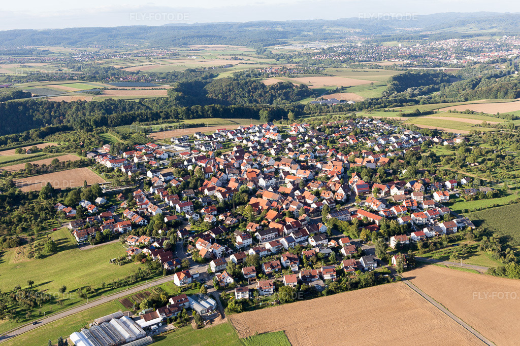 Luftbild: Ortsansicht der Straßen und Häuser der Wohngebiete im Ortsteil Erbstetten in Burgstetten im Bundesland Baden-Württemberg in Deutschland. Foto: IMG_093575.jpg vom 22.08.2016 durch Werner Riehm/FLY-FOTO.de