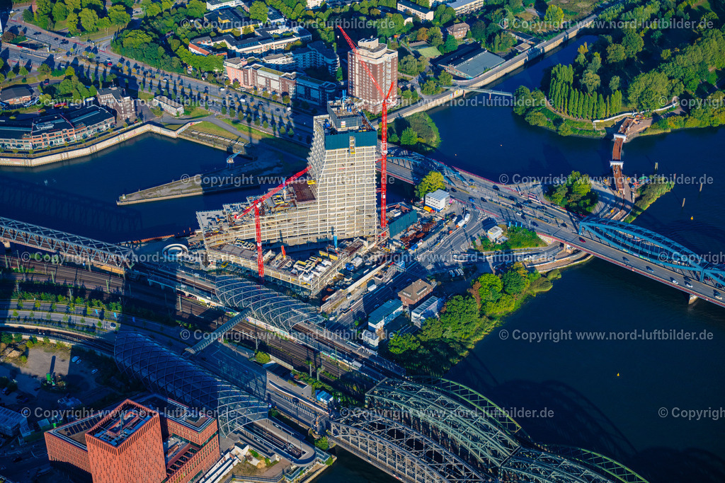 Hamburg_Elbtower_ELS_3709190925 | HAMBURG 20.09.2025 Baustopp auf der Baustelle zum Neubau des Hochhaus- Gebäudekomplexes " Elbtower " an der Zweibrückenstraße zwischen Oberhafenkanal und Norderelbe im Ortsteil HafenCity in Hamburg, Deutschland. Weiterführende Informationen bei: Adolf Lupp GmbH + Co KG,  Akustik-Ingenieurbüro Moll GmbH,  BTB Betontechnik GmbH,  David Chipperfield Architects - Gesellschaft von Architekten mbH,  Deutsche Doka Schalungstechnik GmbH,  Ed. Züblin AG,  Implenia AG,  LV Baumanagement AG,  NOBU HOTELS CORPORATE OFFICE,  SIGNA HOLDING GMBH. // Construction stop on the construction site for the new high-rise building complex "Elbtower" on Zweibrueckenstrasse between Oberhafenkanal and Norderelbe in the HafenCity district of Hamburg, Germany. Further information at: Adolf Lupp GmbH + Co KG,  Akustik-Ingenieurbuero Moll GmbH,  BTB Betontechnik GmbH,  David Chipperfield Architects - Gesellschaft von Architekten mbH,  Deutsche Doka Schalungstechnik GmbH,  Ed. Zueblin AG,  Implenia AG,  LV Baumanagement AG,  NOBU HOTELS CORPORATE OFFICE,  SIGNA HOLDING GMBH. Foto: Martin Elsen