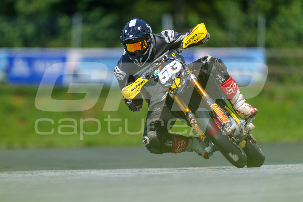 G-Cup + Supermoto Staatsmeisterschaft + Hungarian Supermoto Championship | GRIPcapture steht für authentische Sportfotografie in Österreich – für Momente, die mehr sind als Geschwindigkeit oder Ergebnis. Es geht um Emotion, Spannung, Fokus und den Augenblick, der oft nur einen Wimpernschlag dauert.Ob Motorsport, Teamsport oder 