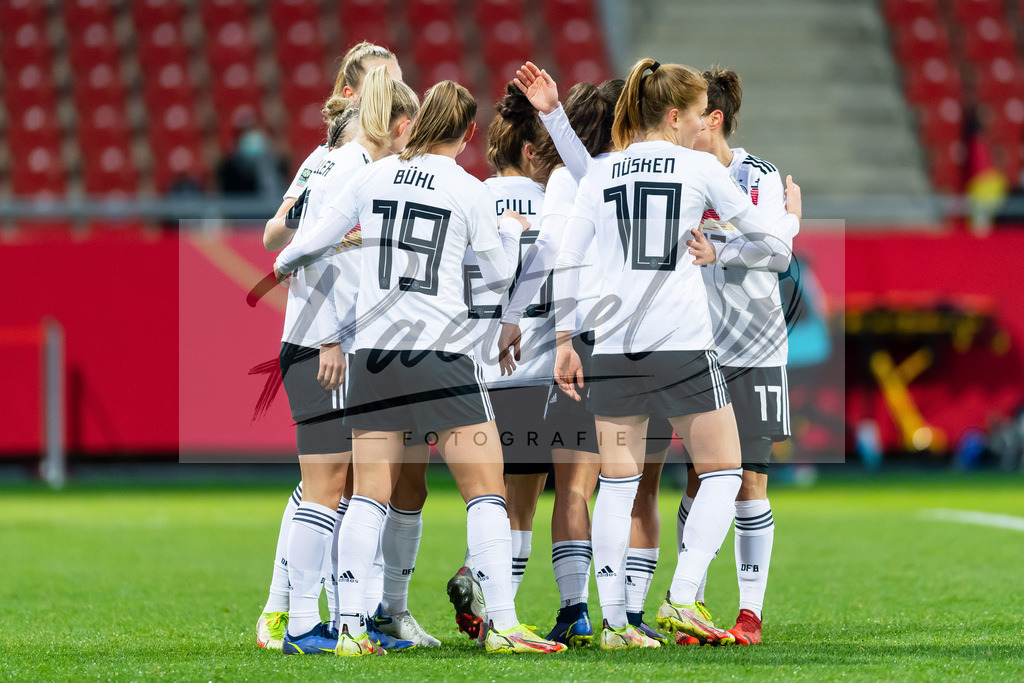 GERTUR20211126_015 | Fussball, Frauen: Lea Schueller (Germany) Torjubel, jubelt mit ihrer Mannschaft nach dem Treffer zum 3:0 bei dem Spiel der WM-Qualifikation zwischen Deutschland und Tuerkei im Eintracht-Stadion am 26.11.2021 in Braunschweig, Deutschland. - Realisiert mit Pictrs.com