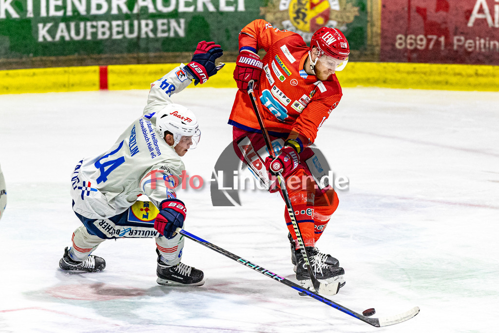 EC Peiting vs Heilbronner Falken | Eishockey Oberliga Süd 2023/2024, EC Peiting vs Heilbronner Falken,
Duell zwischen Daniel HOLZMANN (ECP 10) und Malte KRENZLIN (HNF 84),
2023-10-06 in Peiting (Eisstadion)
84 Malte KRENZLIN (HNF 84), 10 Daniel HOLZMANN (ECP 10)
Copyright: WolfgangxLindner foto-lindner.de