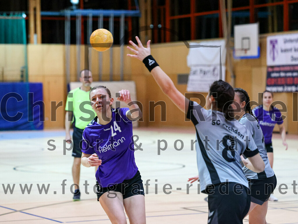 2022-11-12_036_SpVgg_Altenerding_II_gegen_SC_Kirchdorf | Erding, Deutschland, 12.11.2022:
Handball, Bezirksliga Frauen Altbayern 2022 / 2023, 5. Spieltag, SpVgg Altenerding II gegen SC Kirchdorf, Endergebnis: 24:19

Sophie Lößl (SpVgg Altenerding, #24), Stefanie Chezzi (SC Kirchdorf, #8)

Foto: Christian Riedel / fotografie-riedel.net