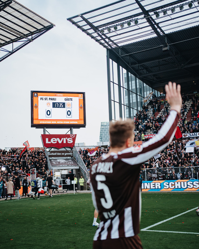 FCS01841 | Der offizielle Shop für FC St. Pauli Fotos. Wähle aus Spielszenen & Fanmomenten dein FCSP Wunschformat. Wir liefern Millerntor-Atmosphäre.