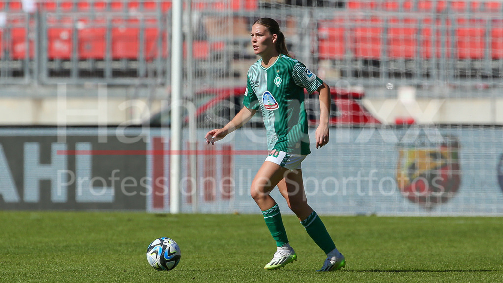 Fussball, Google Pixel Frauen-Bundesliga, 1. FC Nürnberg - SV Werder Bremen | v.li.: Juliane Wirtz (SV Werder Bremen, 28) Freisteller, Einzelbild, Ganzkörper, Aktion, Action, Spielszene, DIE DFB-RICHTLINIEN UNTERSAGEN JEGLICHE NUTZUNG VON FOTOS ALS SEQUENZBILDER UND/ODER VIDEOÄHNLICHE FOTOSTRECKEN. DFB REGULATIONS PROHIBIT ANY USE OF PHOTOGRAPHS AS IMAGE SEQUENCES AND/OR QUASI-VIDEO.