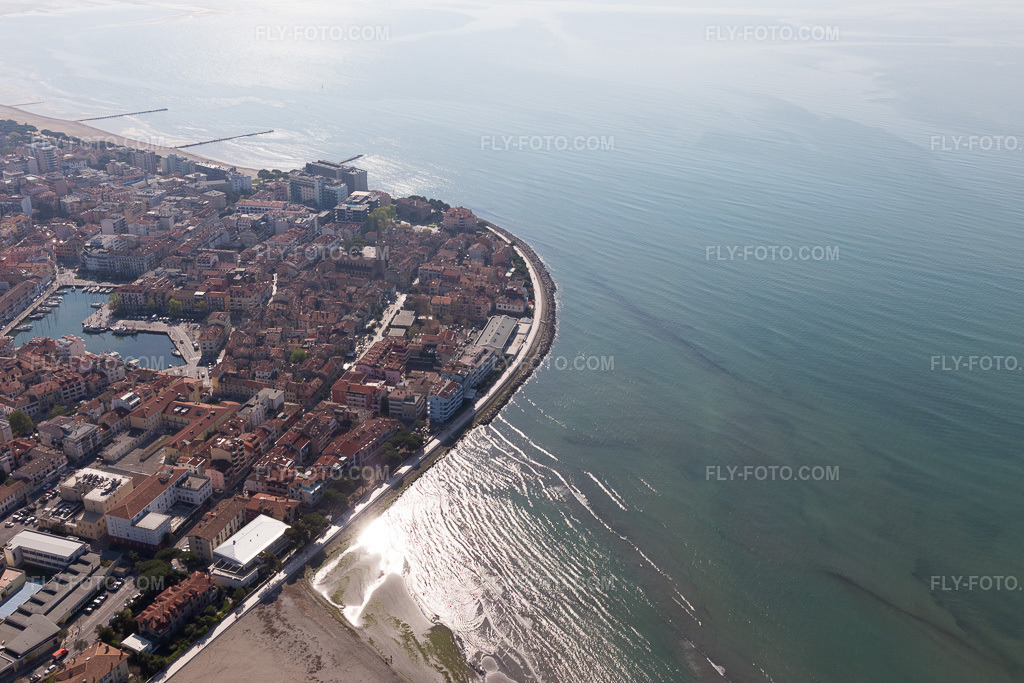 Aerial view: View of the town in Grado in the state Gorizia, Italy. – Photo: IMG_098073.jpg taken on 04/03/2017 by Werner Riehm/FLY-FOTO.com – Resolution of the original: 5472 x 3648 px