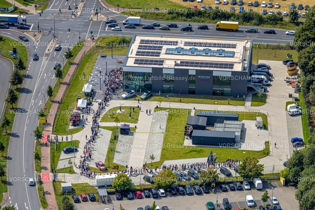 Hamm250808677 | Luftbild Hamm Kunstgalerie Mensing, Event, 1000 Besucher werden in der Kunstgalerie Art Cube erwartet, Ex-Rapper Kollega tritt auf, Besucherschlange, Rhynern, Hamm, Nordrhein-Westfalen, Deutschland