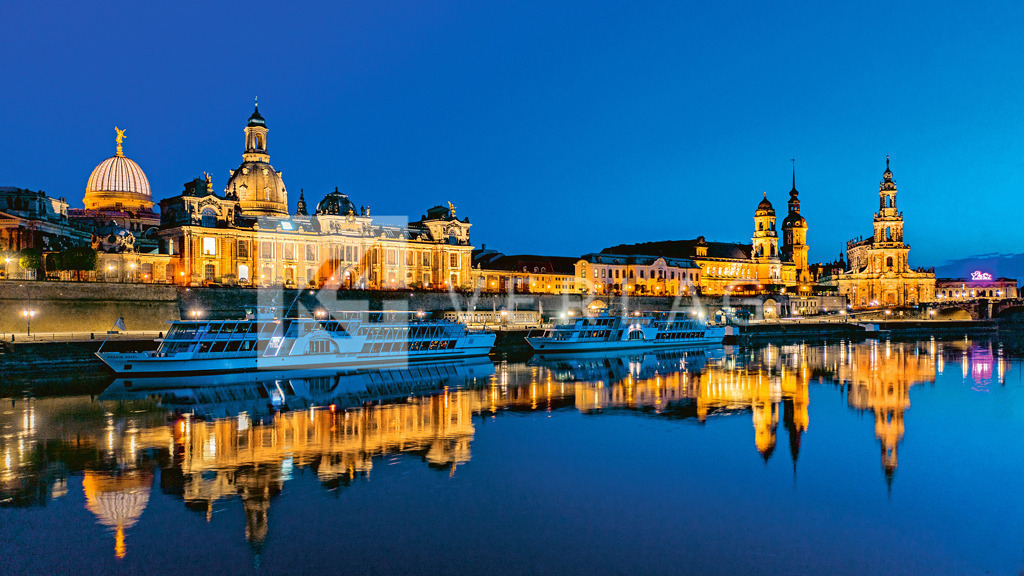 Panorama-Silhouette-Dresden-Altstadt-Dampfer-DJI_0457 | Das Wahrzeichen Dresdens, die Altstadtsilhouette leuchtet in prächtigen Farben. - Realisiert mit Pictrs.com