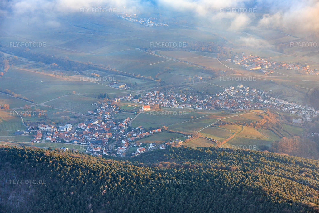 Luftbild: Ortsansicht von Westen mit Dionysius Kapelle zwschen Wolken und Bergen im Ortsteil Gleiszellen in Gleiszellen-Gleishorbach im Bundesland Rheinland-Pfalz in Deutschland. Foto: IMG_151833.jpg vom 22.11.2025 durch Werner Riehm/FLY-FOTO.de