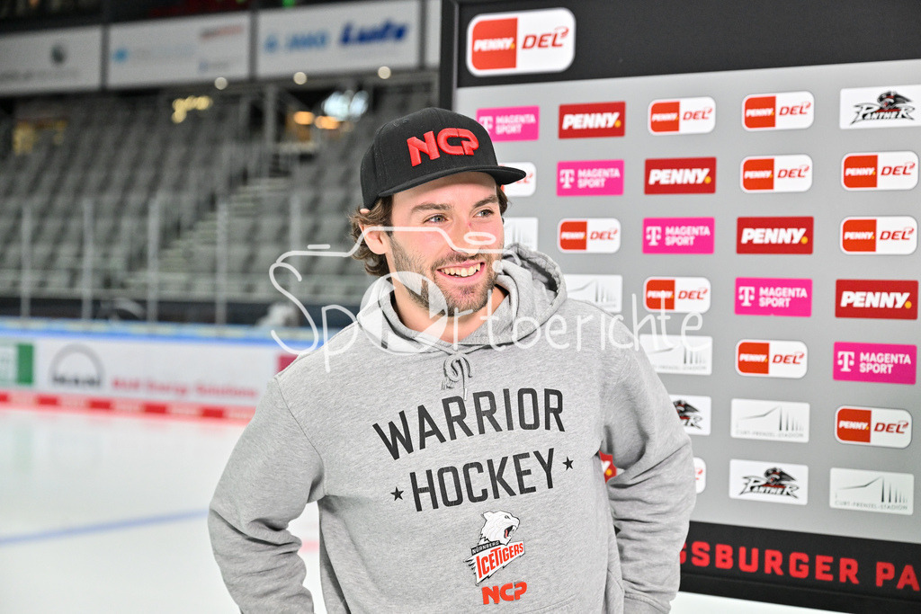 Augsburger Panther - Nürnberg Ice Tigers | Im Bild Evan BARRATT (Nürnberg Ice Tigers #10) beim Interview von MagentaSport vor der Partie in Augsburg / Freisteller / Einezelfoto / DEL: Augsburger Panther - Nuernberg Ice Tigers, Curt Frenzel Stadion am 03.01.2025