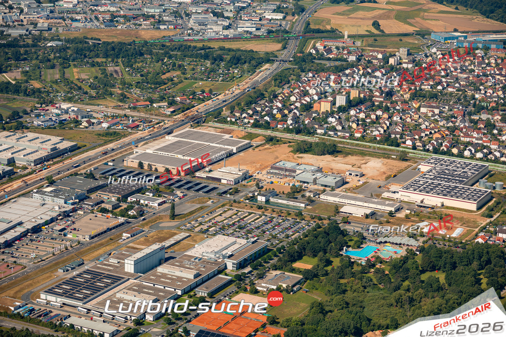 Das Luftbild zeigt :  Hallstadt - Die Luftaufnahme wurde 2024 vom UL-Flugzeug aus erstellt ( keine Drohne ) - Hochauflösende Luftaufnahme - Für grossformatige Ausdrucke geeignet. Die Geschenkidee !Mit Lizenz und Bildrechte bestellbar