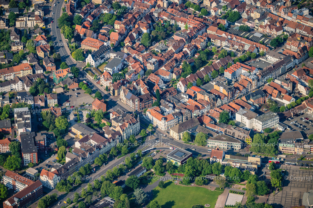 Hameln_Altstadt_ELS_0405050623 | HAMELN 05.06.2023 Altstadtbereich und Innenstadtzentrum in Hameln im Bundesland Niedersachsen, Deutschland. Weiterführende Informationen bei: Stadt Hameln. // Old Town area and city center in Hameln in the state Lower Saxony, Germany. Further information at: Stadt Hameln. Foto: Martin Elsen