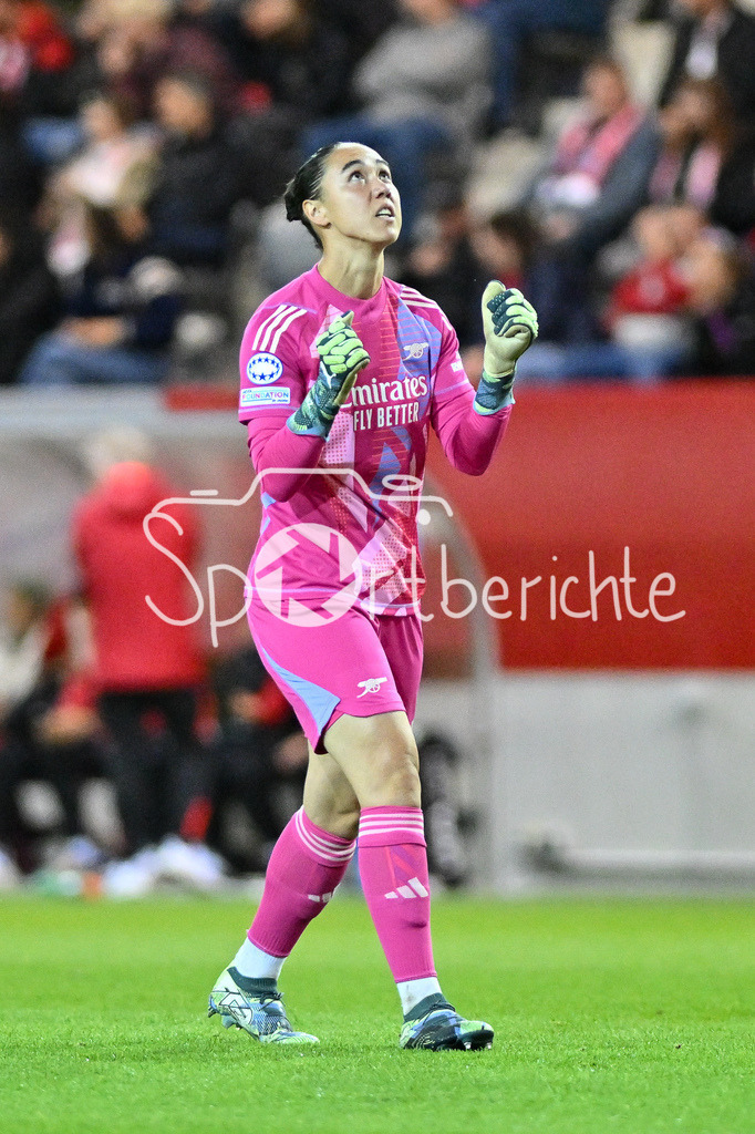 FC Bayern München Frauen - Arsenal London Frauen | im bild der Jubel nach dem Treffer zum 0-1 von Manuela ZINSBERGER (Arsenal London Frauen #1) / Freisteller / einzelfoto / UEFA Womens Champions League: FC Bayern München Frauen - Arsenal London Frauen, FC Bayern Campus am 09.10.2024