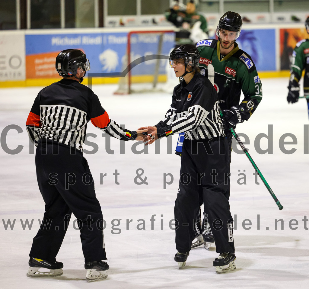 2023-03-19_115_TSV_Erding_gegen_TEV_Miesbach | Erding, Deutschland, 19.03.2023:
Eishockey, Bayernliga Playoffs 2022 / 2023, Halbfinale, TSV Erding gegen TEV Miesbach, Endergebnis: 

Schiedsrichterin Lara Fischer, Bastian Cramer (Erding Gladiators, #34)

Foto: Christian Riedel / fotografie-riedel.net
