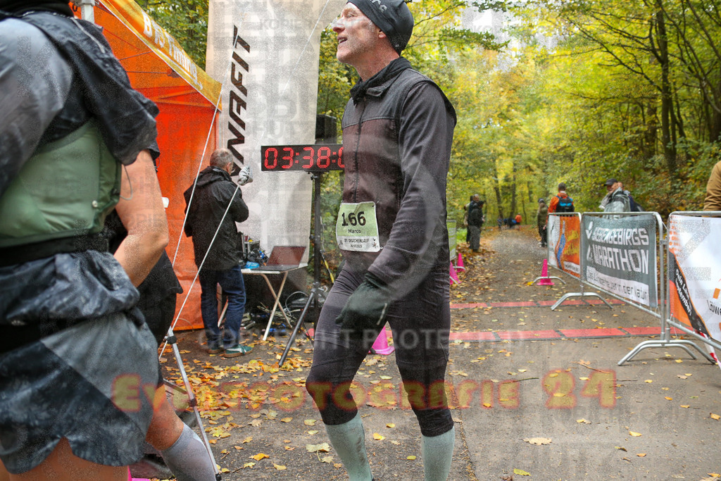 251026_1339_EX1_3824 | Sportfotografie im Rhein-Sieg Kreis, Köln, Bonn, NRW, Rheinland Pfalz, Hessen, etc. Unser Tätigkeitsfeld umfasst den Laufsport vom Volkslauf über den Marathon, Duathlon, Triathon bis zum Ultralauf wie Kölnpfad Ultra oder Schindertrail.