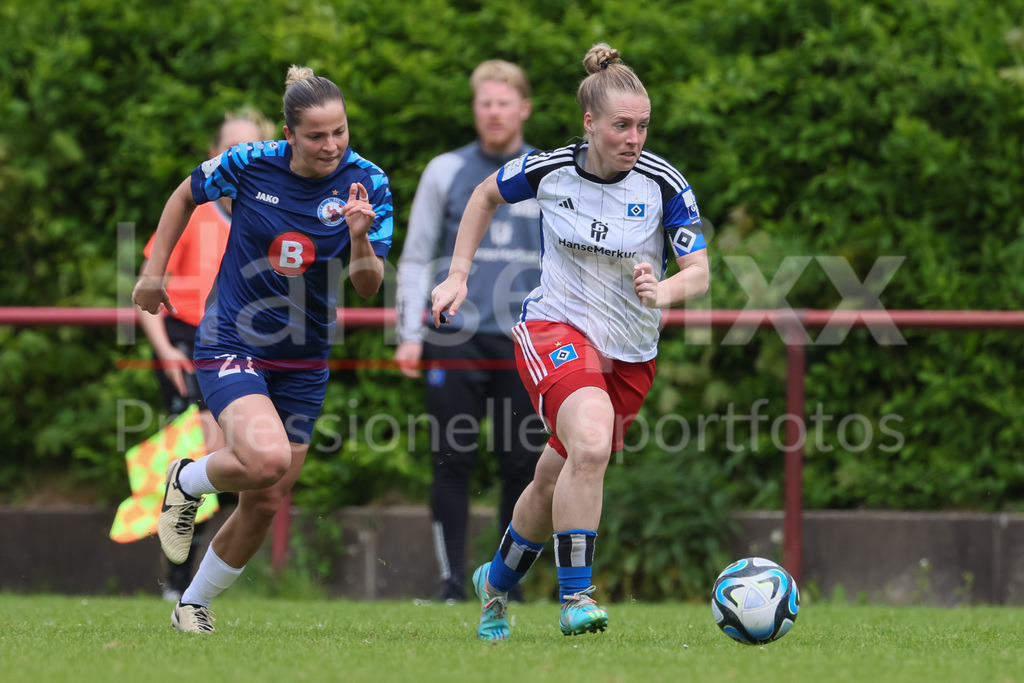 Fussball, 2. Frauen-Bundesliga, Hamburger SV - 1. FFC Turbine Potsdam | v.li.: Noa Selimhodzic (1. FFC Turbine Potsdam, 21) und Sarah Stöckmann (Hamburger SV, 22) im Laufduell, Zweikampf, Duell, Dynamik, Aktion, Action, Spielszene, DIE DFB-RICHTLINIEN UNTERSAGEN JEGLICHE NUTZUNG VON FOTOS ALS SEQUENZBILDER UND/ODER VIDEOÄHNLICHE FOTOSTRECKEN. DFB REGULATIONS PROHIBIT ANY USE OF PHOTOGRAPHS AS IMAGE SEQUENCES AND/OR QUASI-VIDEO.