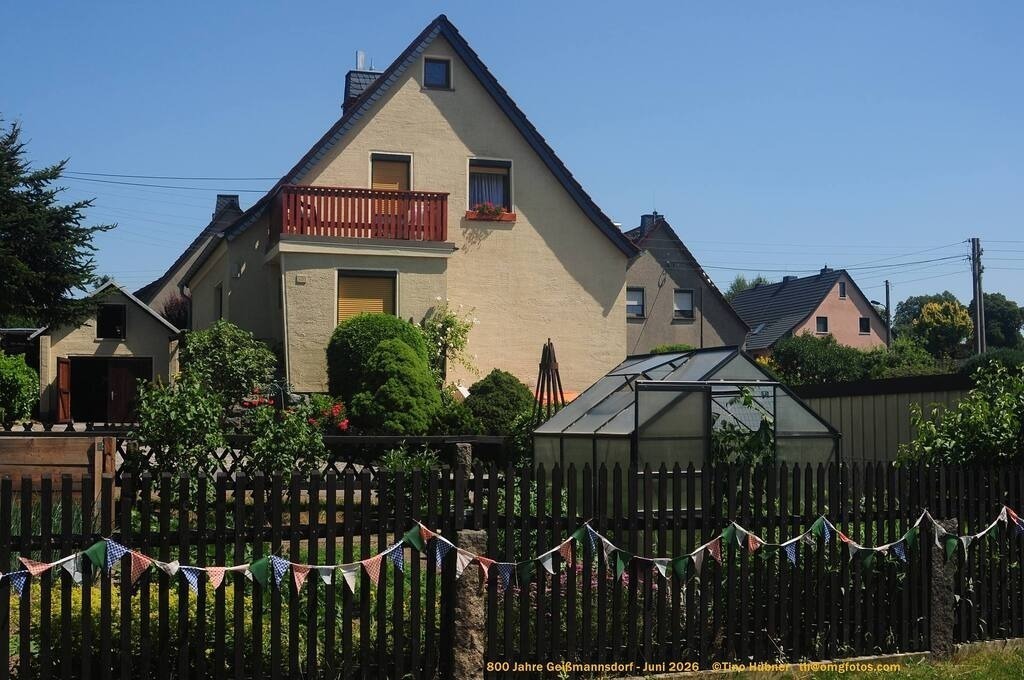 Geißmannsdorf-2026-Ortsbilder-571 | Geißmannsdorf bei Bischofswerda im Sommer 2026. Ein fotografischer Streifzug durch das Dorf Geißmannsdorf, mit Gebäuden, Straßen, Strohpuppen und geschmückten Vorgärten und Grundstücken anlässlich der 800-Jahr-Feier von Geißmannsdorf im Juni 2026 - Realisiert mit Pictrs.com