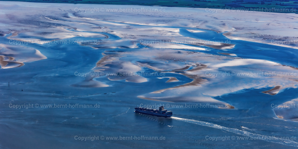 PLB_6718_Containerschiff_Aussenweser_80x40 | Luftbild, Containerschiff ( MAERSK -Reederei ) auf der Fahrt nach Bremerhaven. - Realisiert mit Pictrs.com