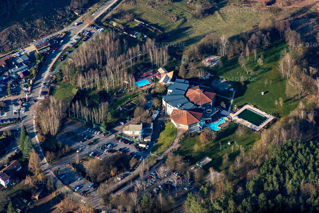 Luftbild: Therme und Schwimmbecken am Freibad der Freizeiteinrichtung Felsland Badeparadies im Ortsteil Büttelwoog in Dahn im Bundesland Rheinland-Pfalz in Deutschland. Foto: IMG_086761.jpg vom 26.03.2016 durch Werner Riehm/FLY-FOTO.de