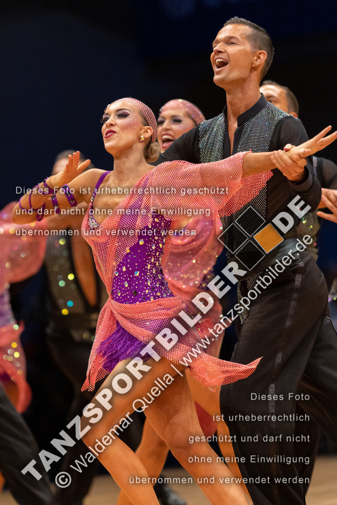 20221112-07169 | Hier finden Sie Tanz Bilder vom Latein und Standard Formationen tanzen. Sportbilder vom Tanzsport. Schöne Fotos und von Weltmeisterschaft, Europameisterschaft, Bundesliga, Regionalliga, Oberliga und Landesliga sowie von GOC Stuttgart, DanceComp, WM Bremen