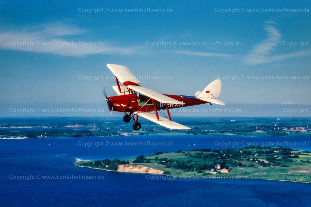 PLBDD_air2air_TigerMoth_02_90x60 | Luftbild. Doppeldecker vom Typ TIGER MOTH vor dem Holnis Kliff über der Flensburger Innenförde. ___ Das Foto ist eine Reproduktion von einem Farbdia. - Realisiert mit Pictrs.com